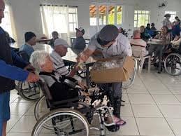 Idoso atendido com carinho no Lar Sao Vicente de Paulo